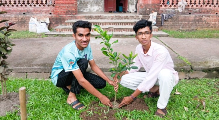 ছাত্রনেতা জামশেদ-তারিফের উদ্যোগে শহীদুল্লাহ্ হলে বৃক্ষরোপণ